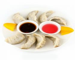 B02. Pork Dumplings with Green Chives (12 pcs) 韭菜猪肉水餃