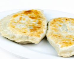 B19. Green Chive Dumplings with Egg (12 pcs) 韭菜雞蛋水餃