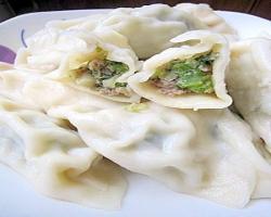 B10. Chicken Dumplings with Celery (12 pcs) 芹菜雞肉水餃